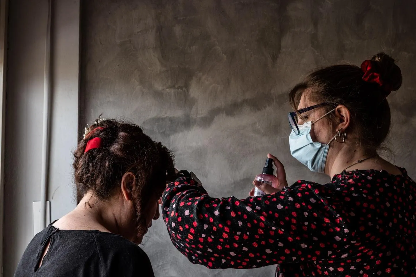 Preparativi e trucco di una delle spose prima del matrimonio