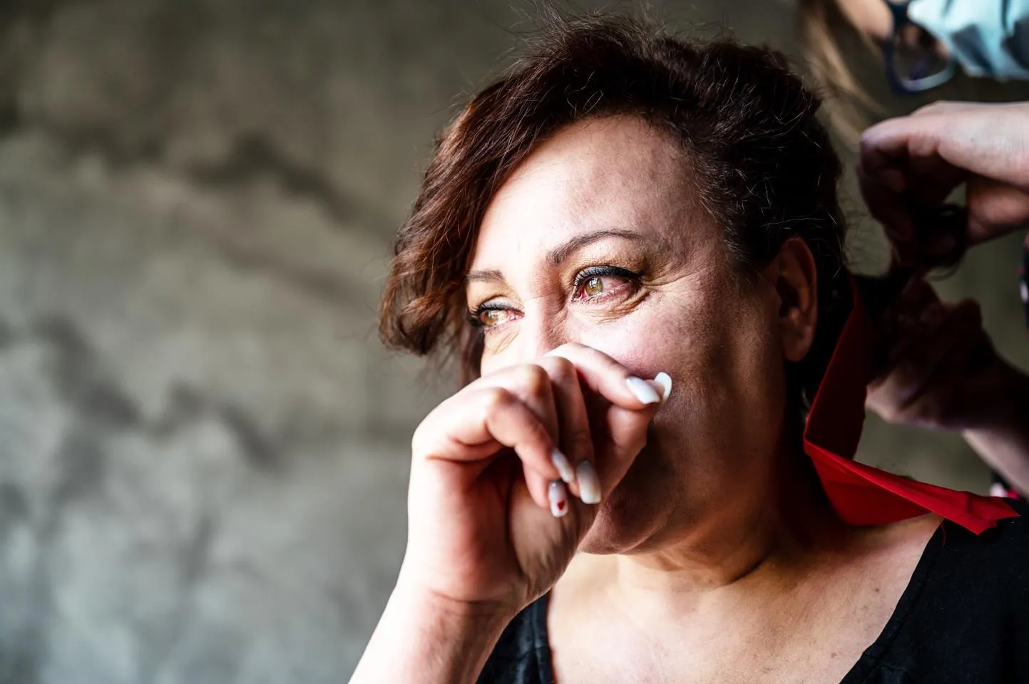 Una delle spose commossa fino alle lacrime durante la cerimonia