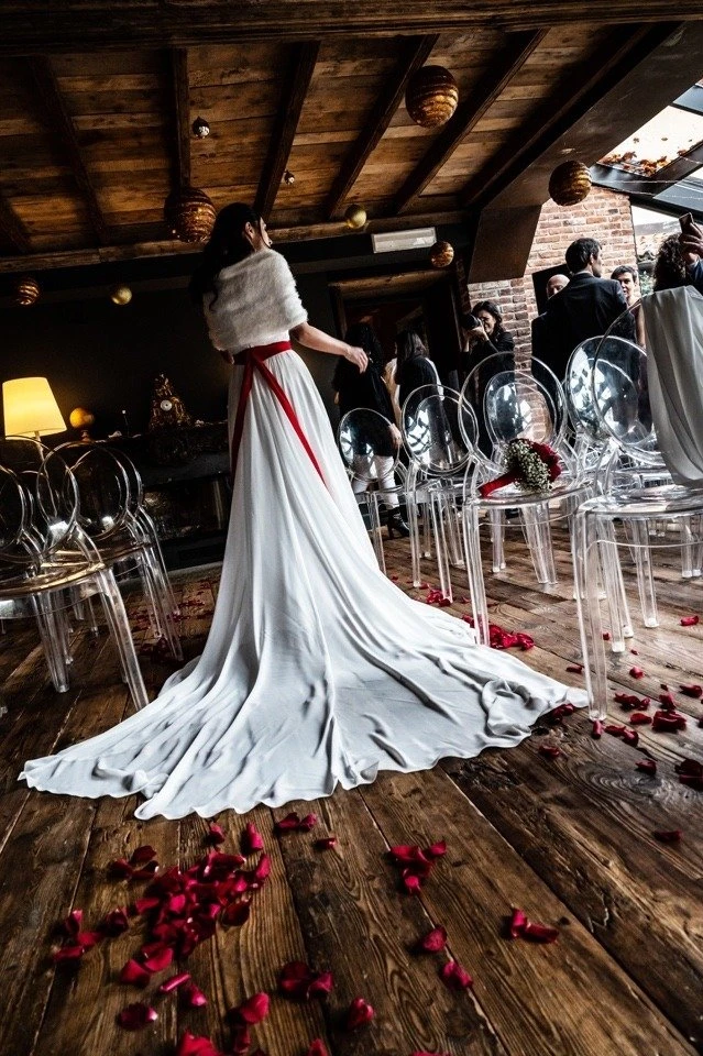 Dettaglio abito sposa con petali — matrimonio invernale