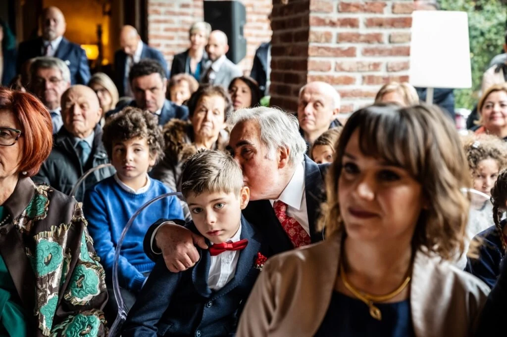 Nonno commosso durante la cerimonia, ritratto verticale in bianco e nero, fotografia di matrimonio d'autore