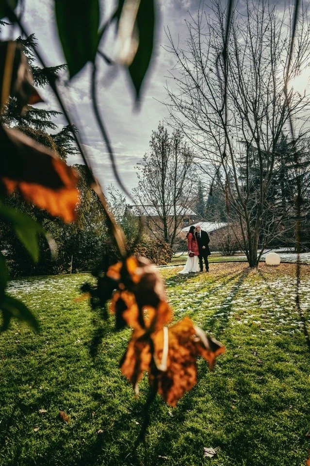 Ritratto degli sposi in controluce, gesto intimo, fotografia di matrimonio d'autore