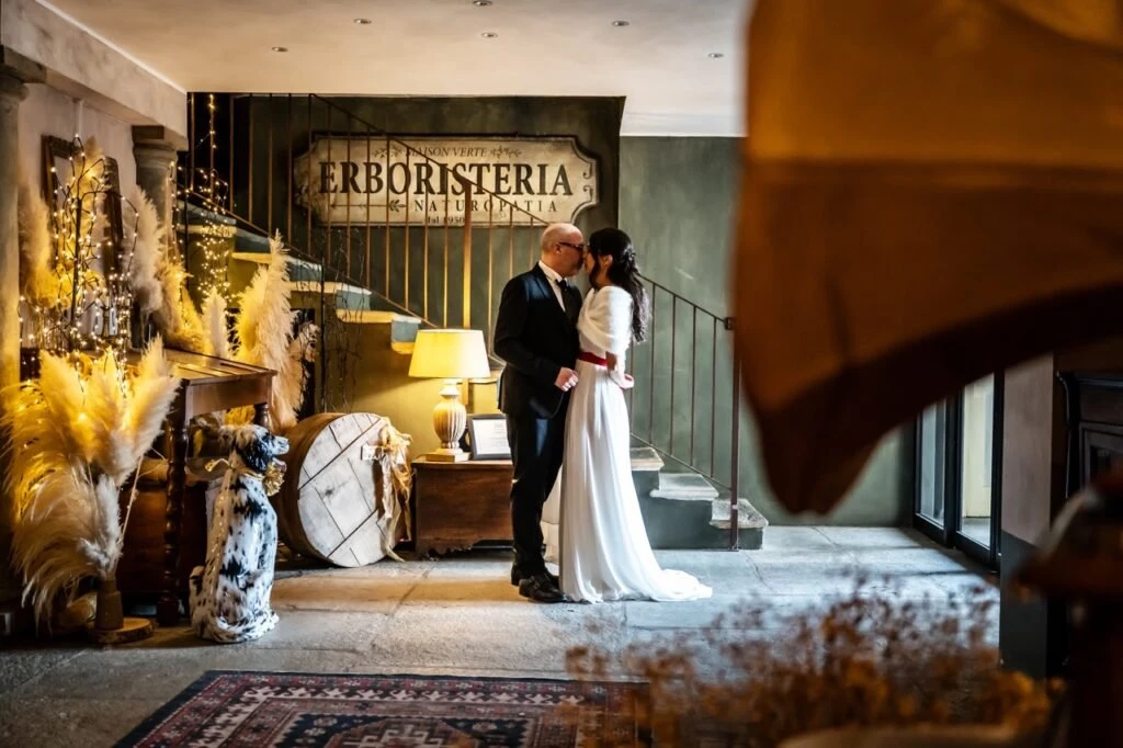 Ritratto verticale degli sposi nel paesaggio invernale, fotografia di matrimonio d'autore