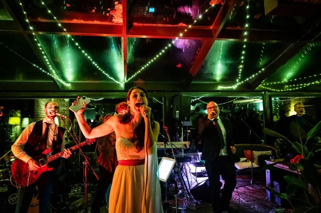 Sposa canta durante la festa — matrimonio reportage naturale