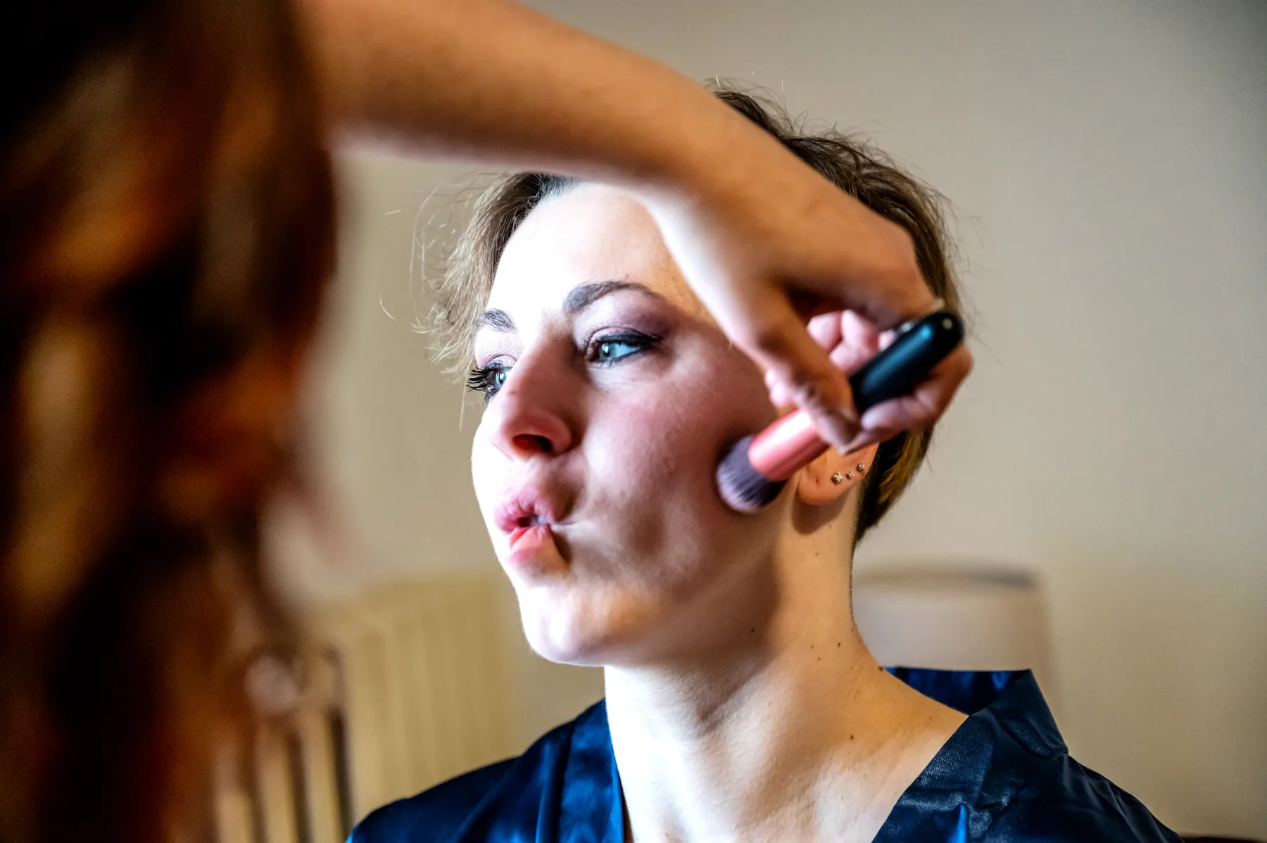 Trucco della sposa durante i preparativi, Tenuta La Michelina, Pinerolo
