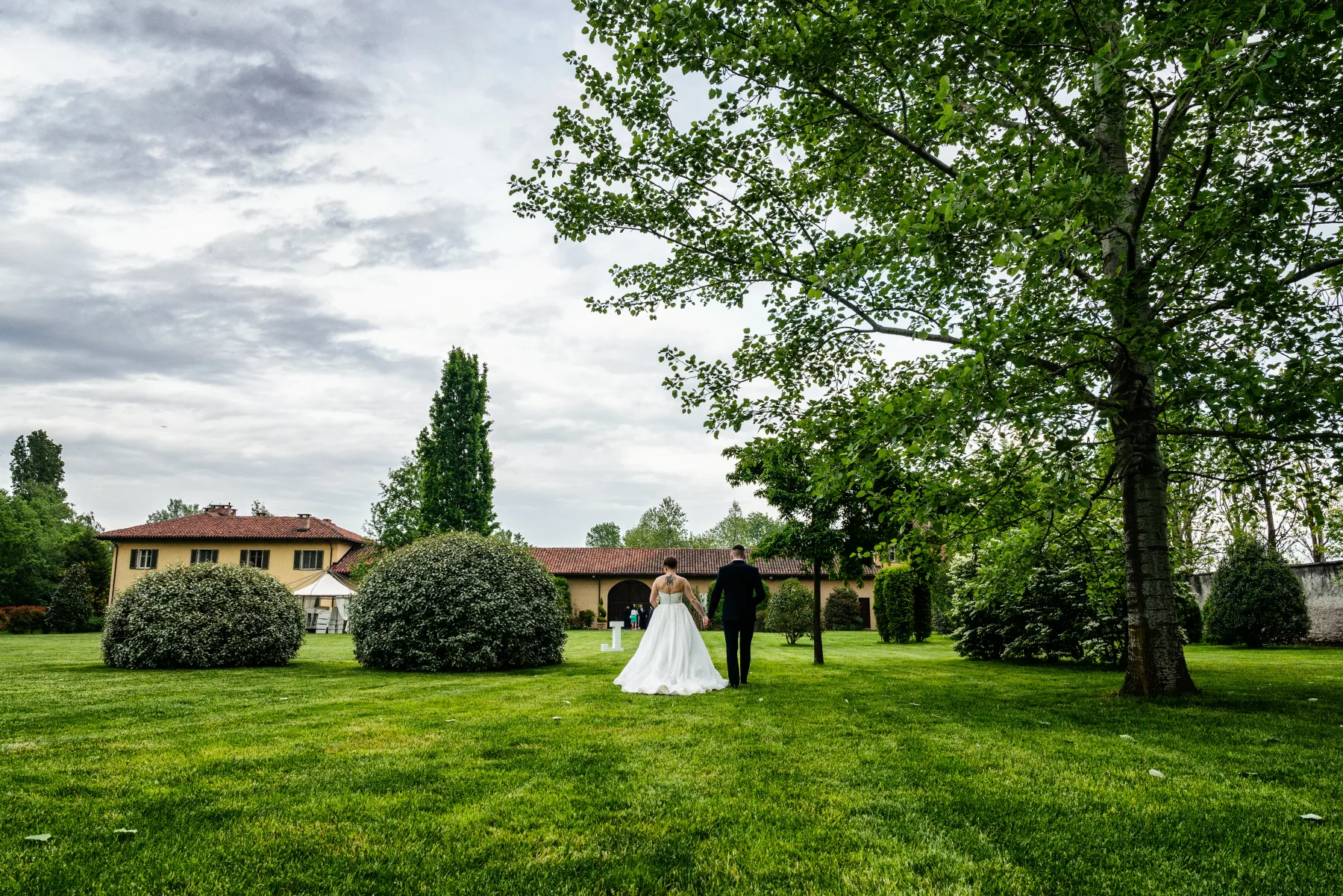 Gli sposi davanti alla Tenuta La Michelina, Pinerolo