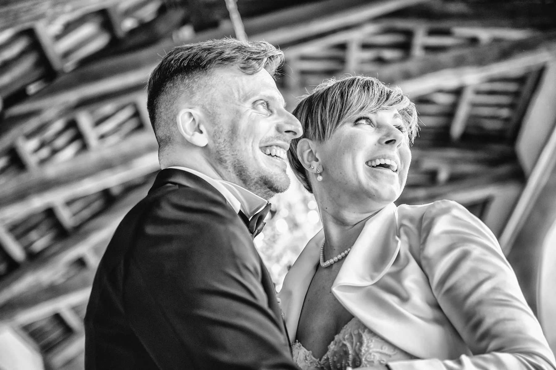 Risata degli sposi, reportage di matrimonio, Pinerolo, fotografia in bianco e nero