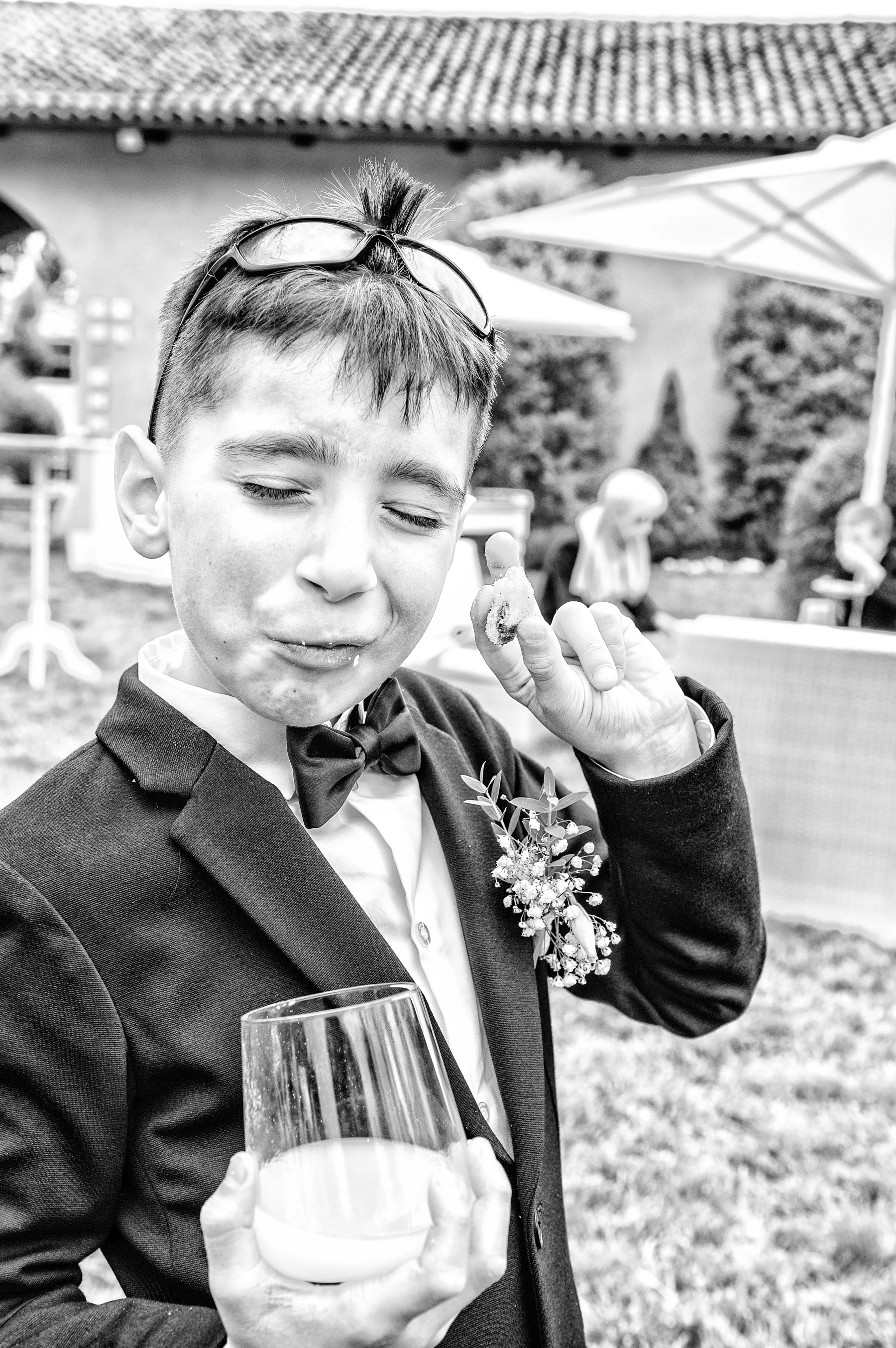 Bambino durante la festa, matrimonio alla Michelina, Pinerolo, fotografia in bianco e nero