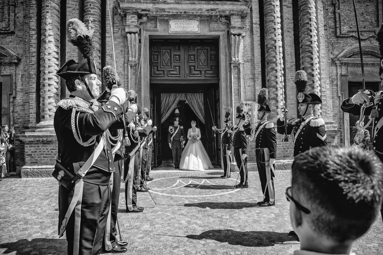 Bacio degli sposi al portale della chiesa — bianco e nero
