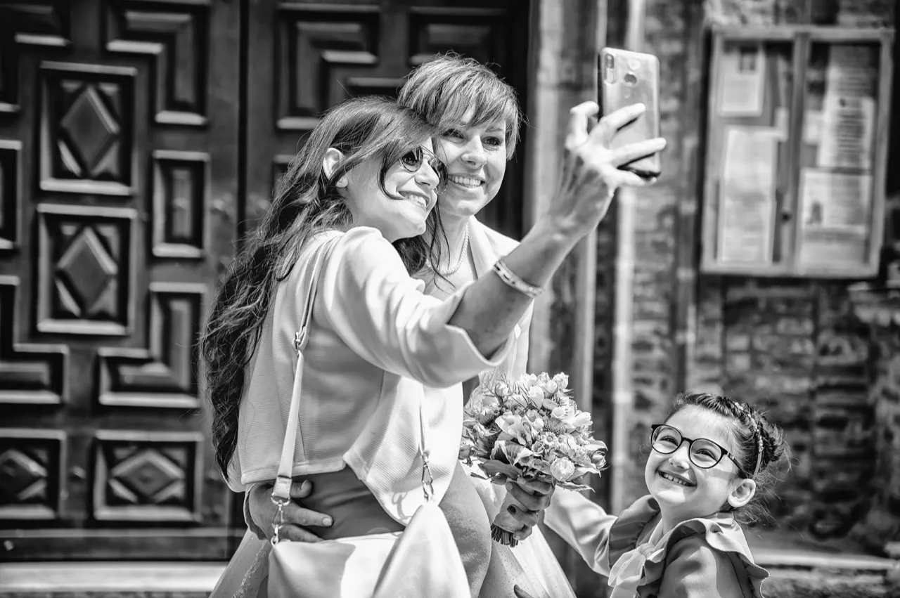 Dettaglio ricamo abito da sposa — bianco e nero