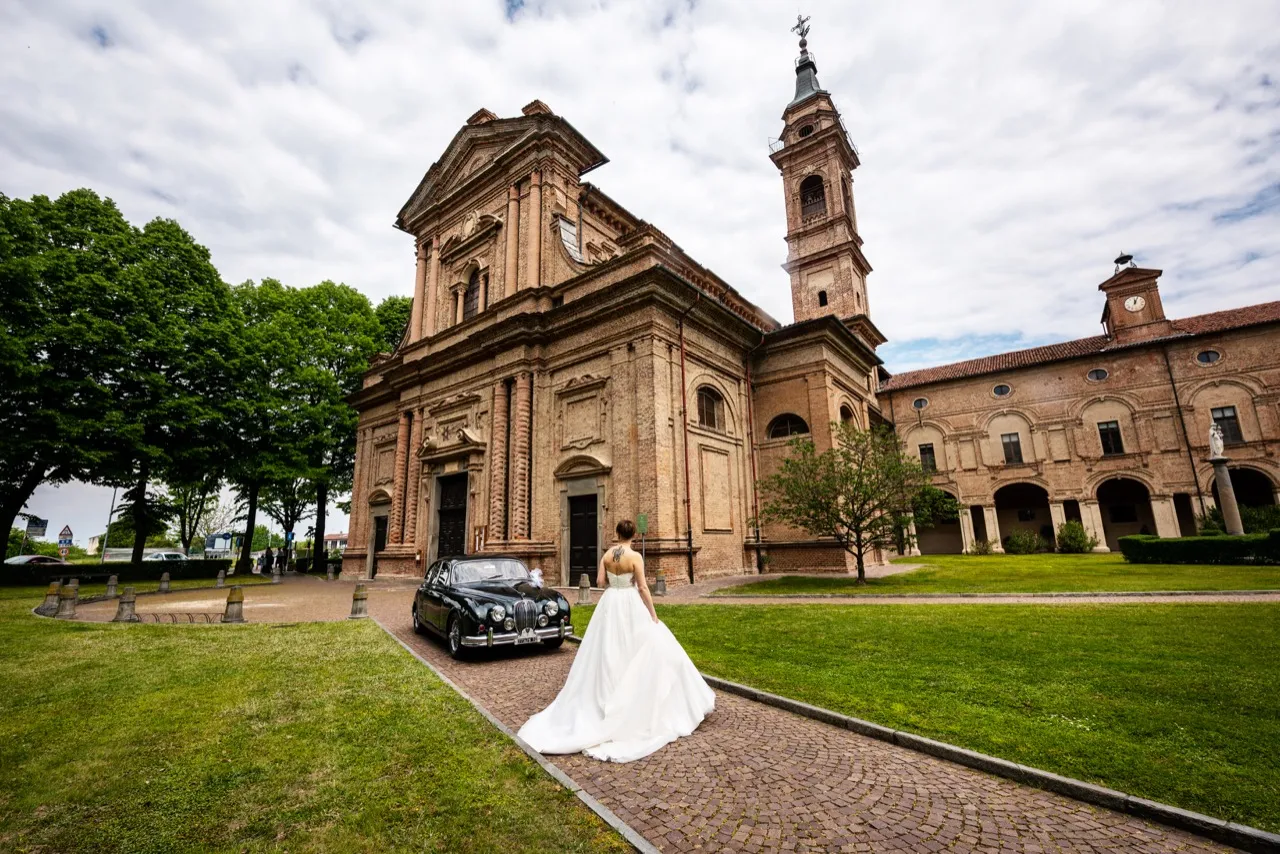 Sposa davanti alla chiesa di Pinerolo — matrimonio Giulia e Enrico