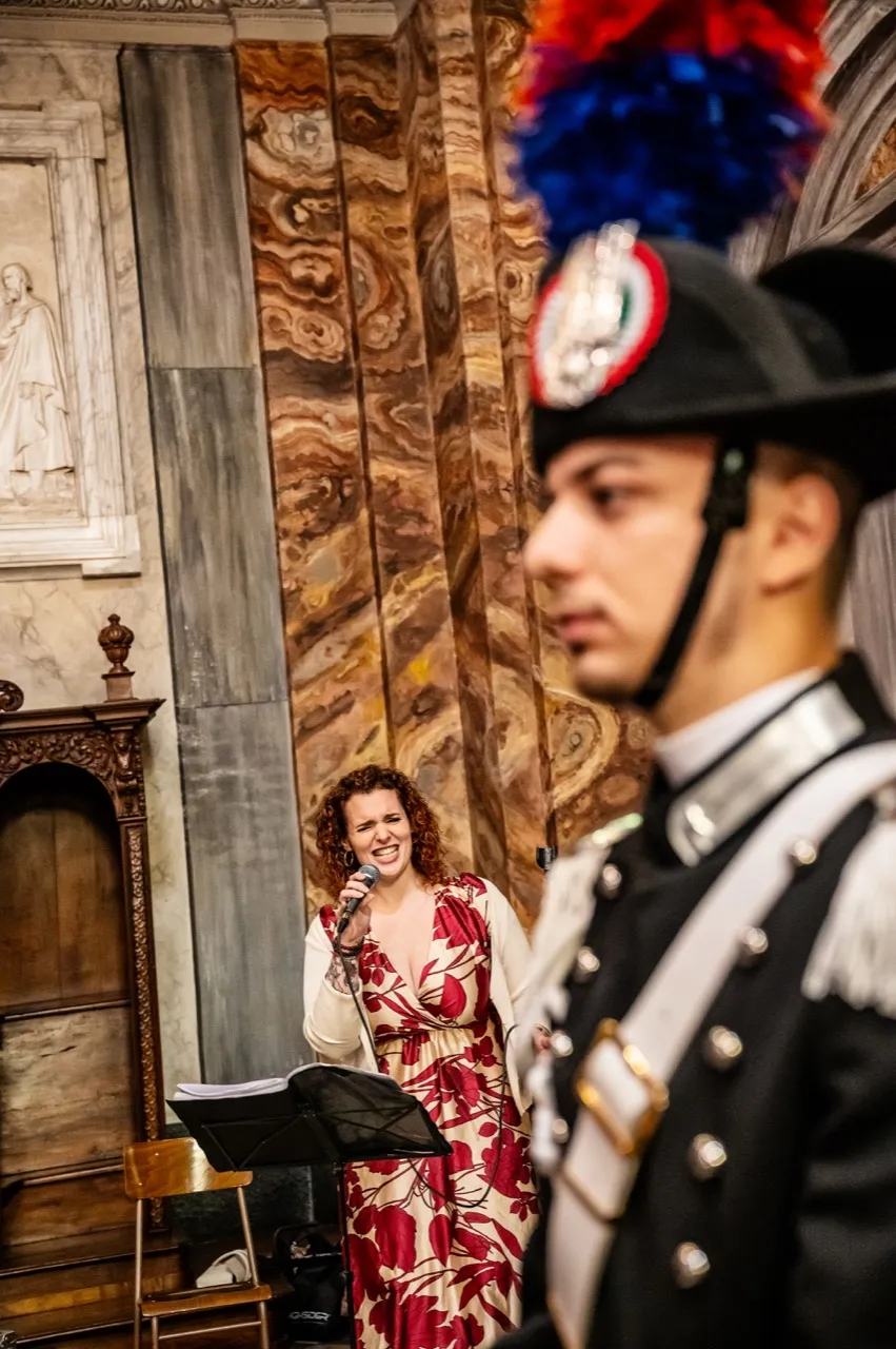 Ritratto dello sposo carabiniere in alta uniforme — matrimonio Pinerolo
