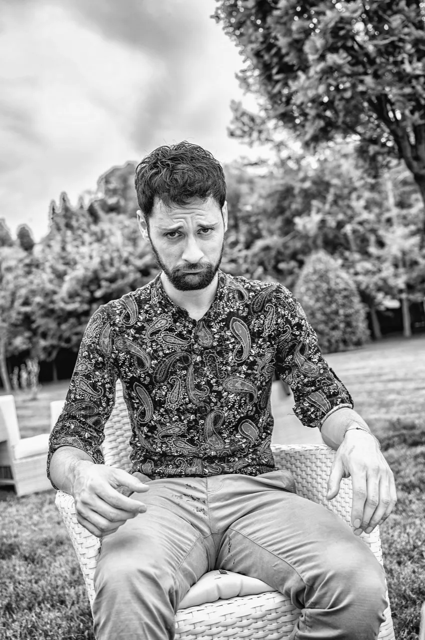 Ritratto spontaneo dello sposo in bianco e nero — reportage naturale