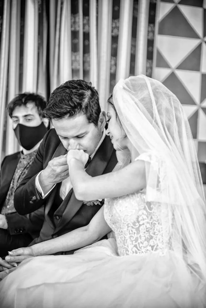 Baciamano sposi matrimonio reportage naturale