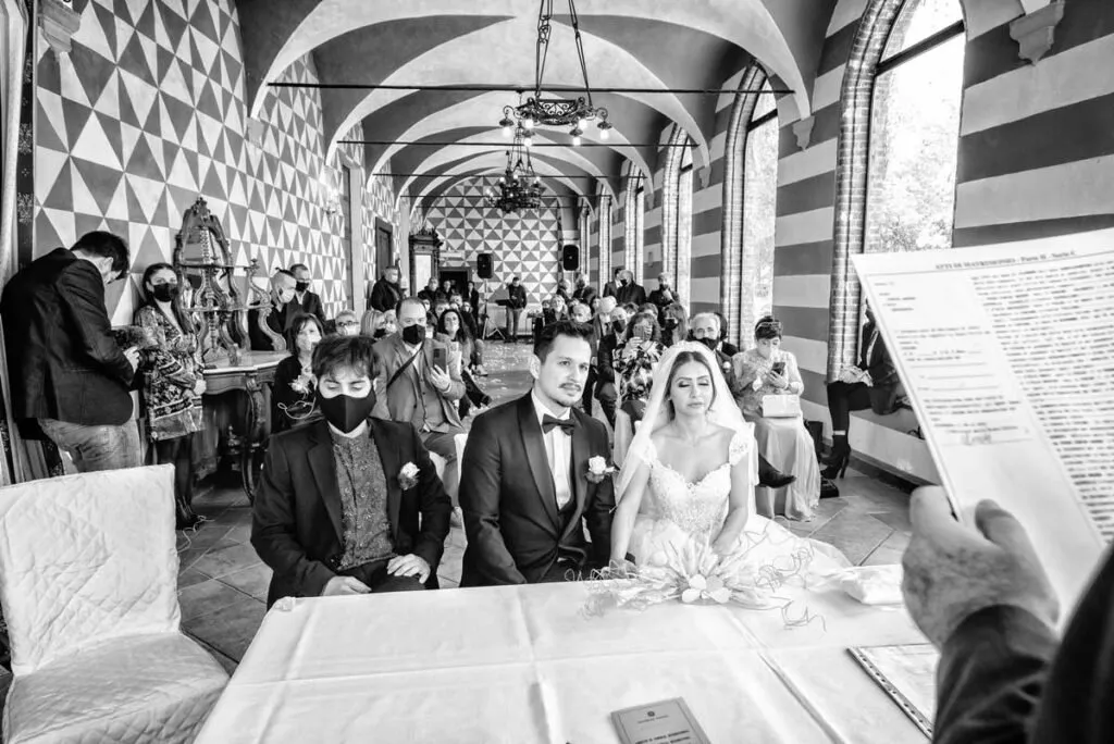 Cerimonia bianco e nero matrimonio reportage Piemonte