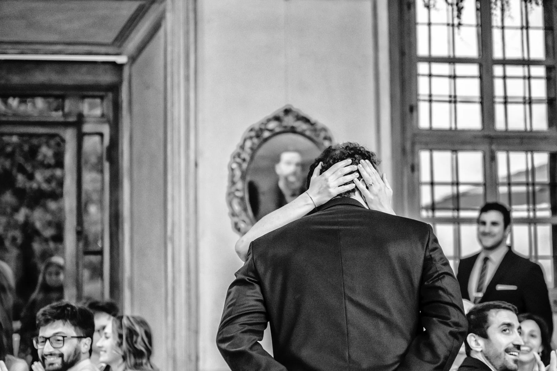Ritratto degli sposi nelle sale del palazzo, Biella, fotografia in bianco e nero