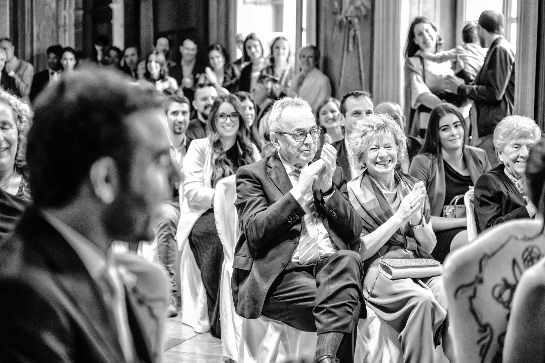 Lo sposo con gli ospiti, Palazzo La Marmora, Biella, fotografia in bianco e nero
