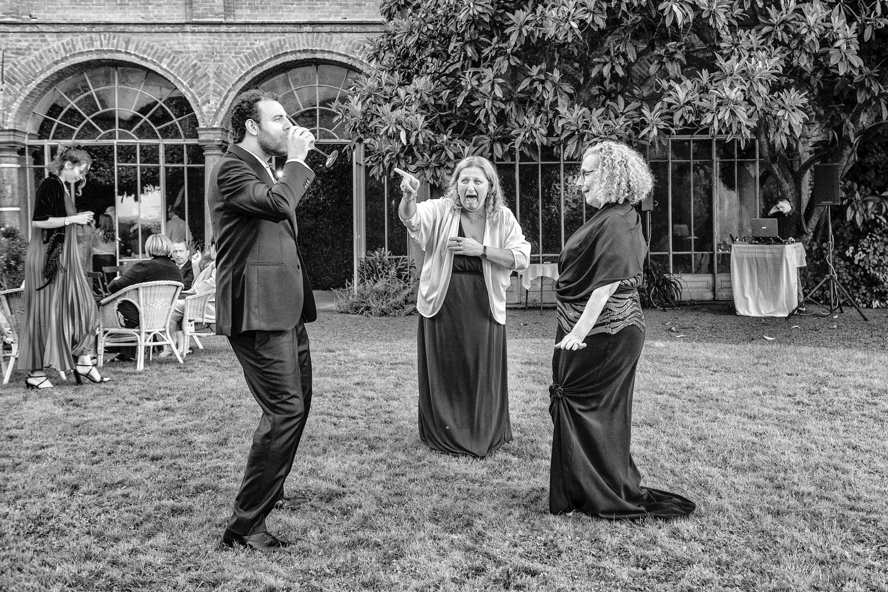 Ballo degli sposi nel giardino, Palazzo La Marmora, Biella, fotografia in bianco e nero