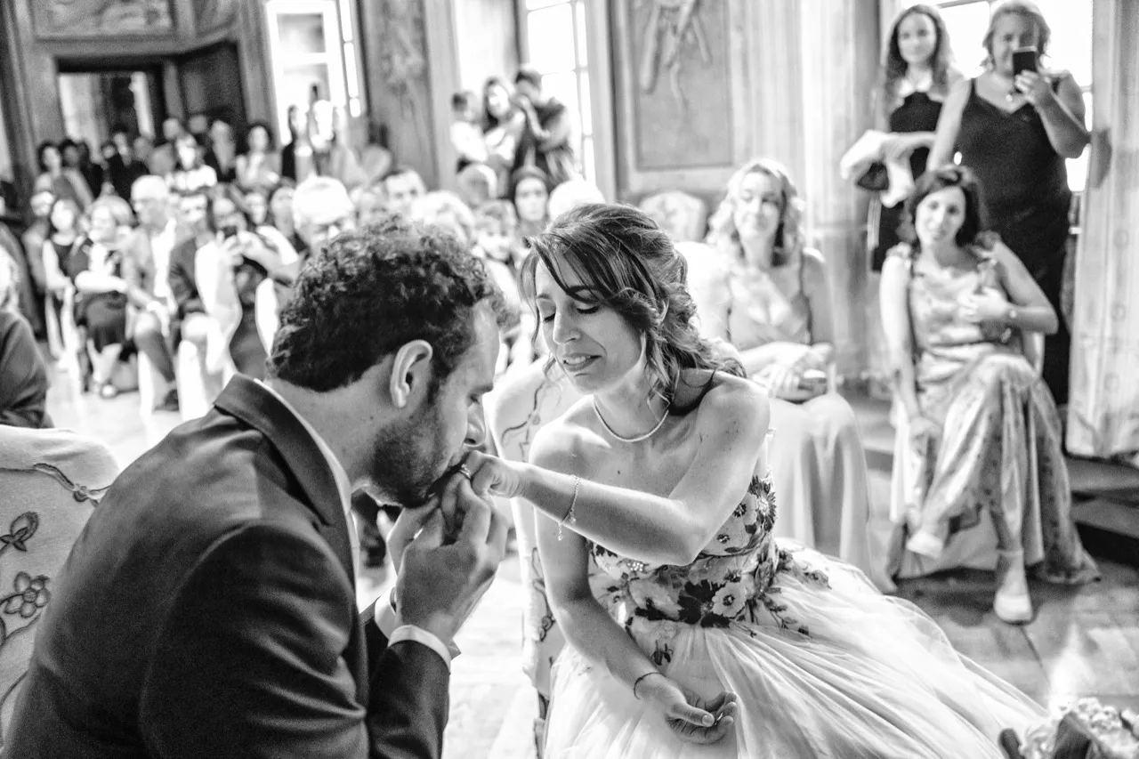 Bacio degli sposi all'altare — matrimonio Biella, bianco e nero