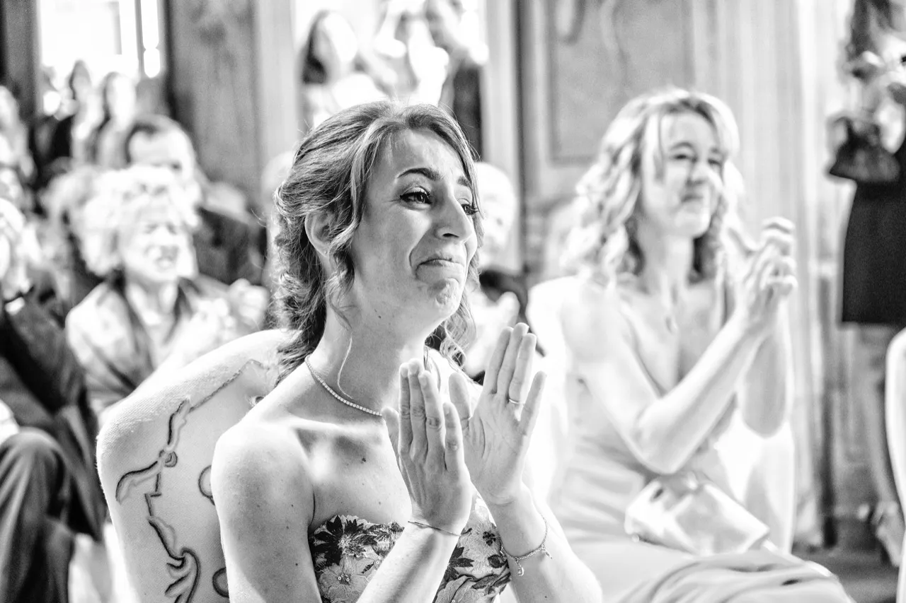 Lo sposo attende in chiesa — cerimonia matrimonio Biella, bianco e nero