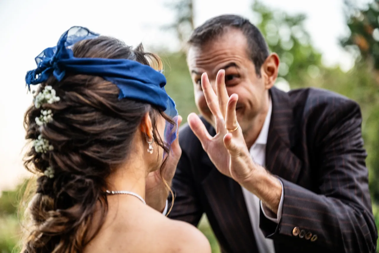 Dettaglio bouquet nella luce della finestra — matrimonio Biellese