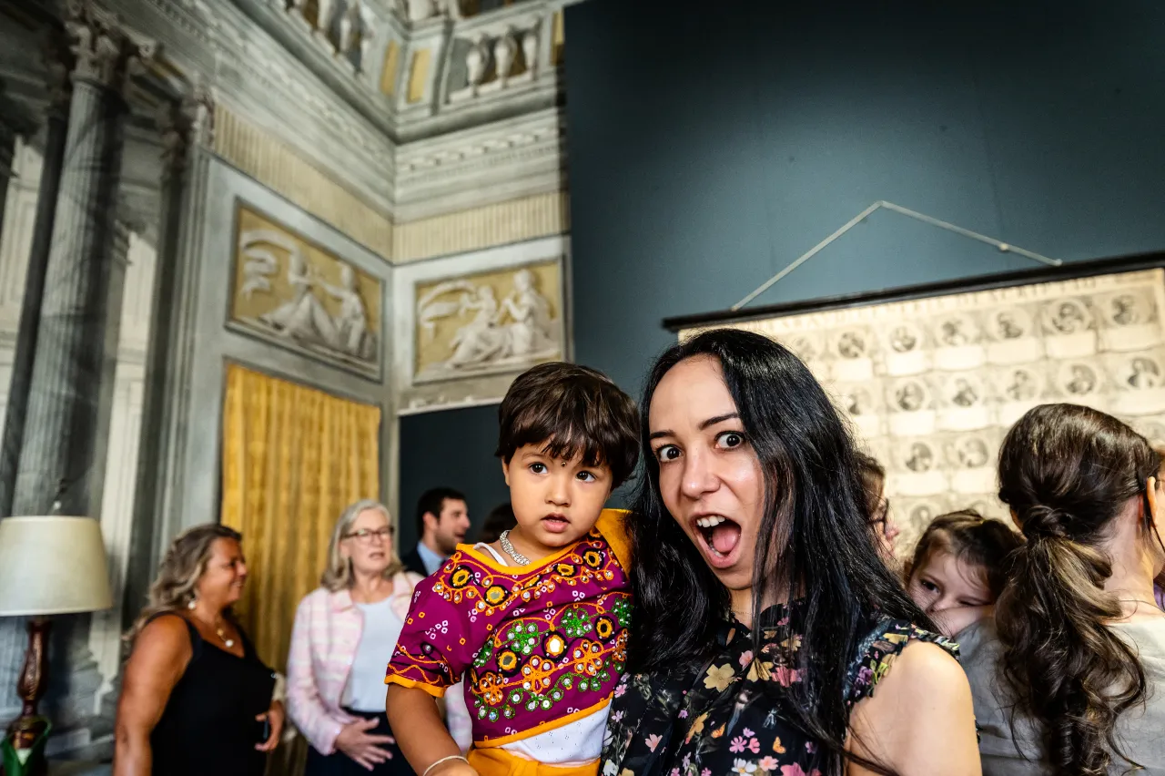 Emozione degli invitati durante la cerimonia — matrimonio Biellese