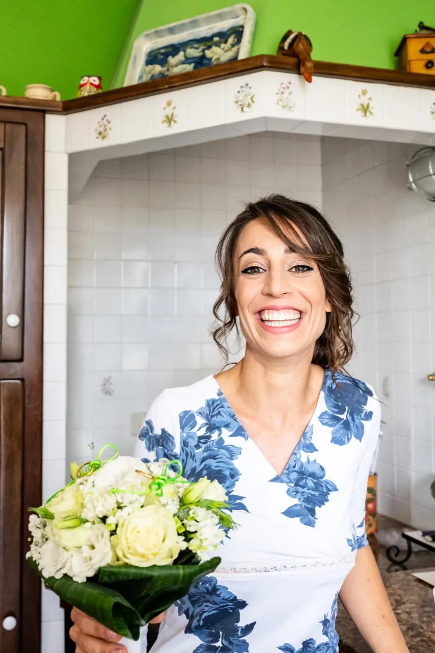 Sposa con bouquet durante i preparativi — Palazzo La Marmora