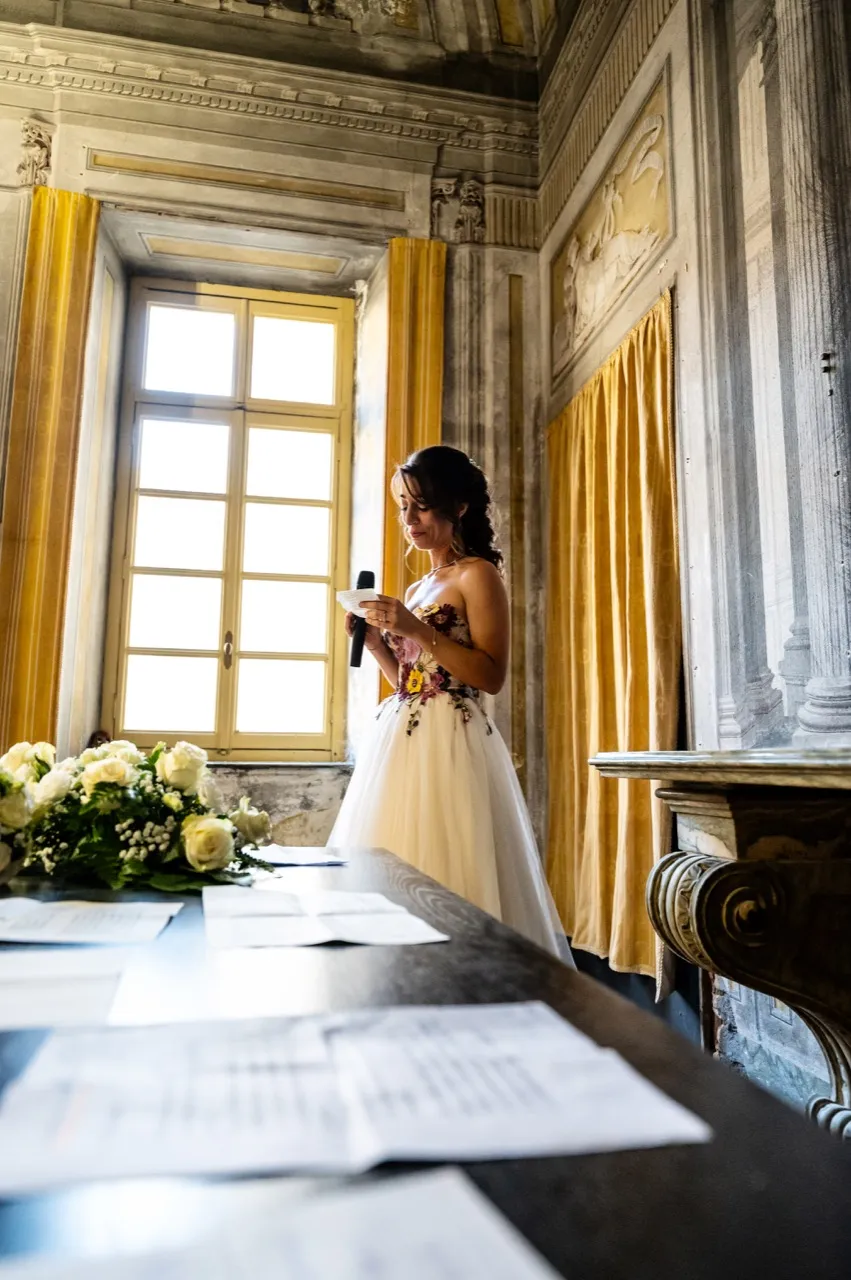 Sposa alla finestra con luce naturale — Palazzo La Marmora Biella
