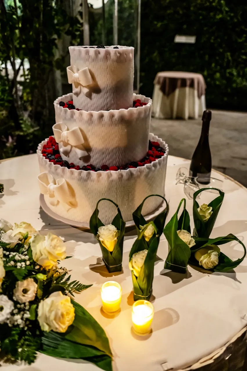Torta nuziale con candele — festa serale Palazzo La Marmora