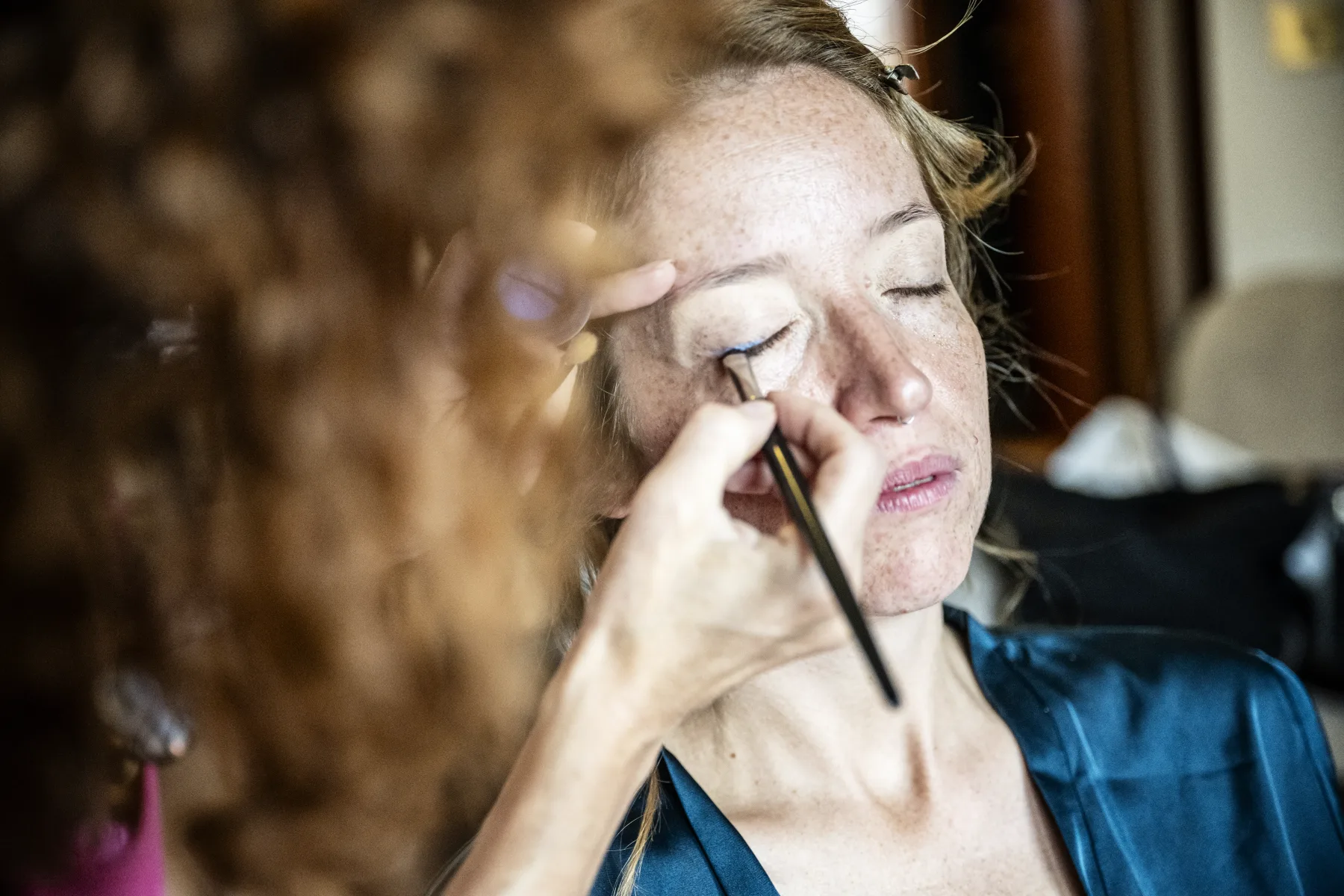 Trucco della sposa durante i preparativi, matrimonio a Pian del Sole, Bardonecchia