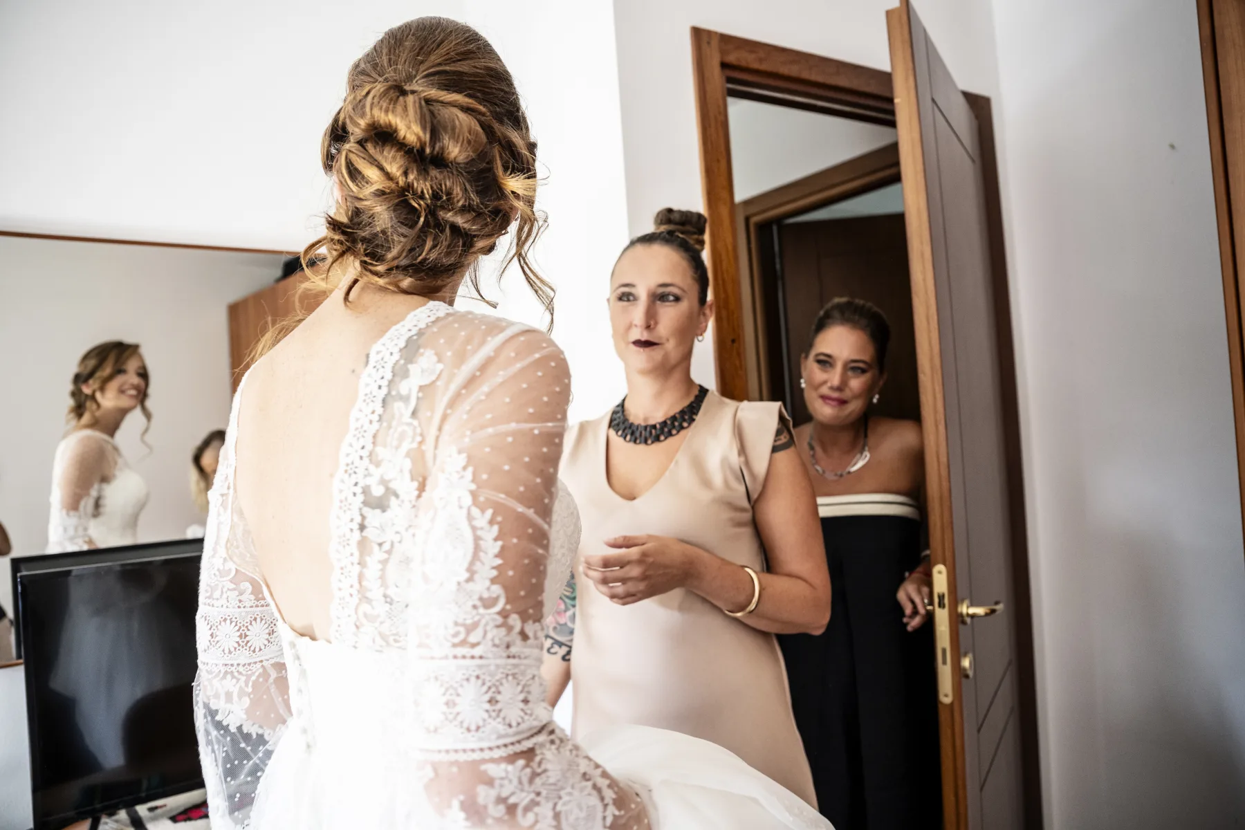 Vestizione della sposa, preparativi del matrimonio in montagna, Bardonecchia