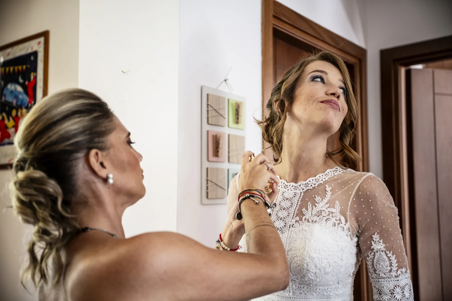 La sposa si prepara allo specchio prima della cerimonia, Bardonecchia