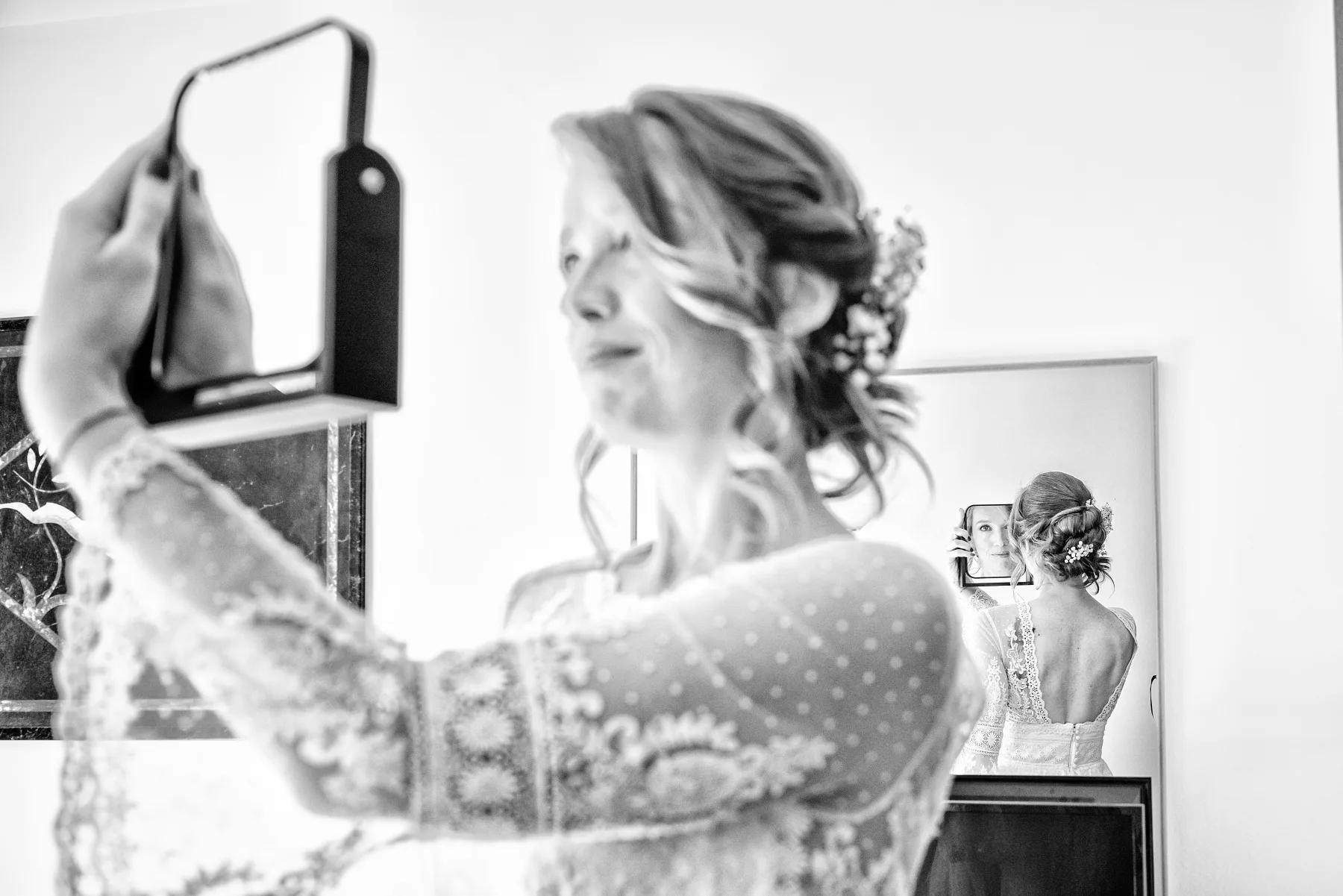 Ritratto della sposa allo specchio, Bardonecchia, fotografia in bianco e nero