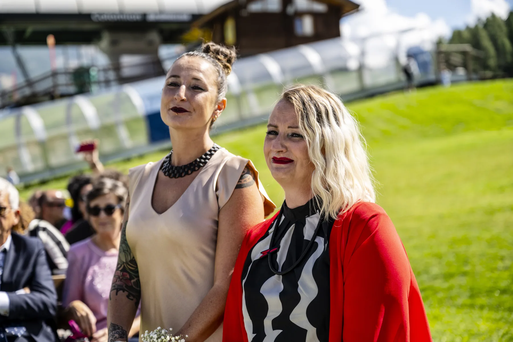 Ospiti nel prato di montagna prima della cerimonia, Bardonecchia