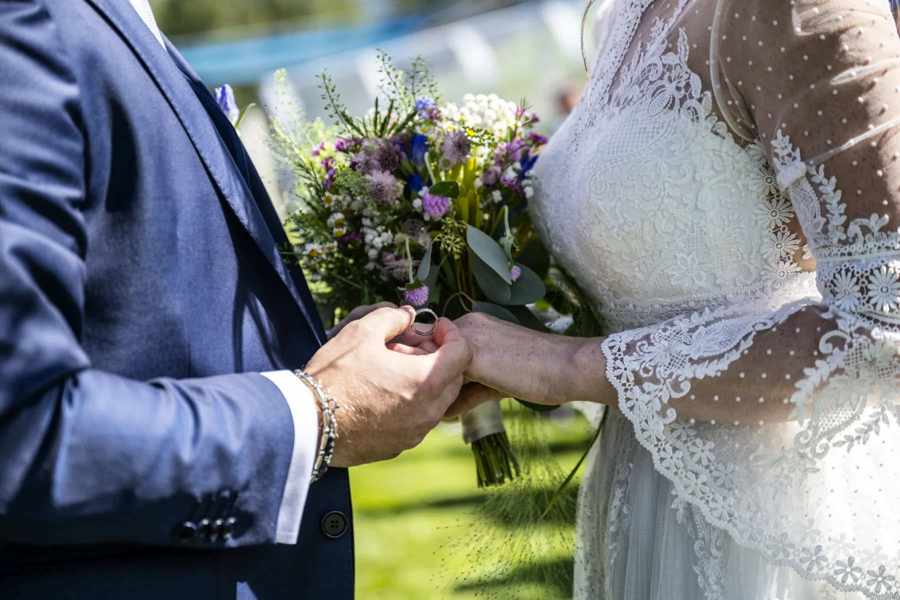 Gli sposi durante lo scambio delle promesse, matrimonio in montagna, Bardonecchia