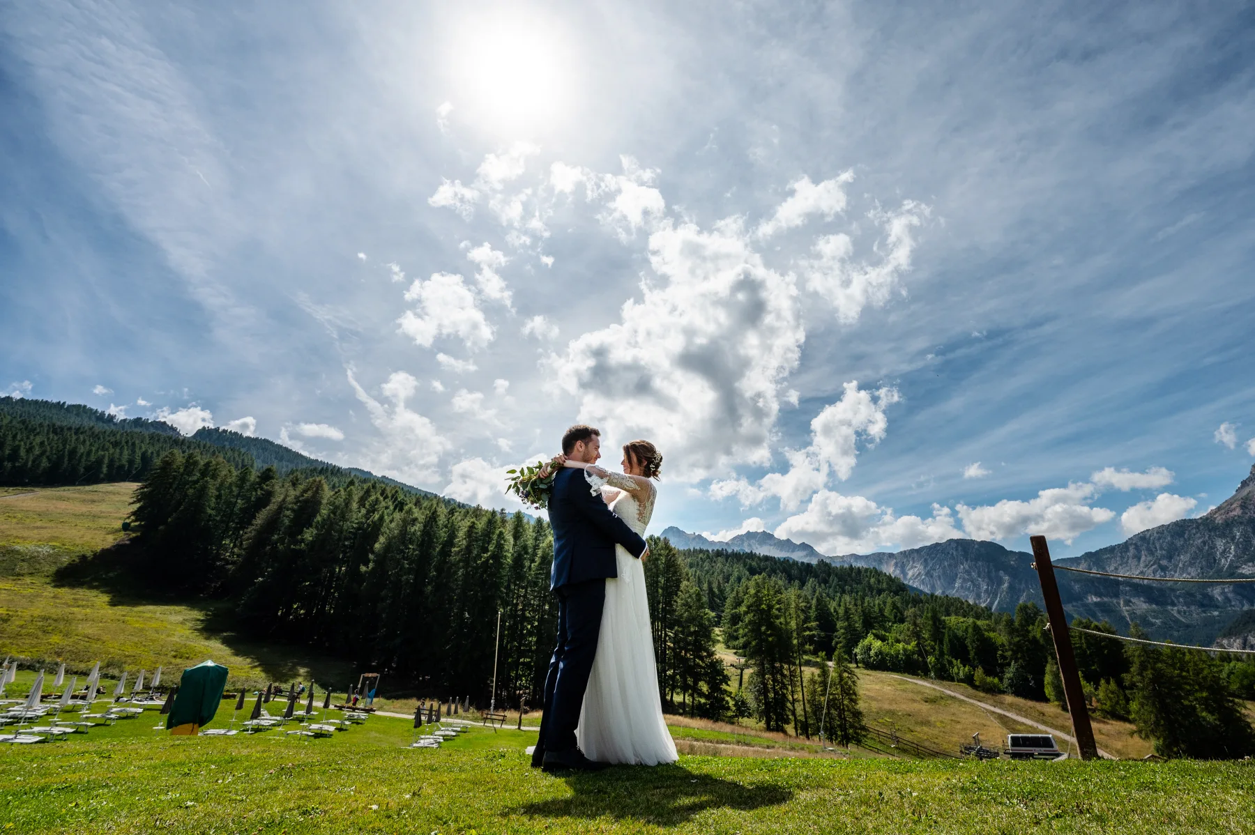 Gli sposi nel prato verde, matrimonio a Pian del Sole, Bardonecchia