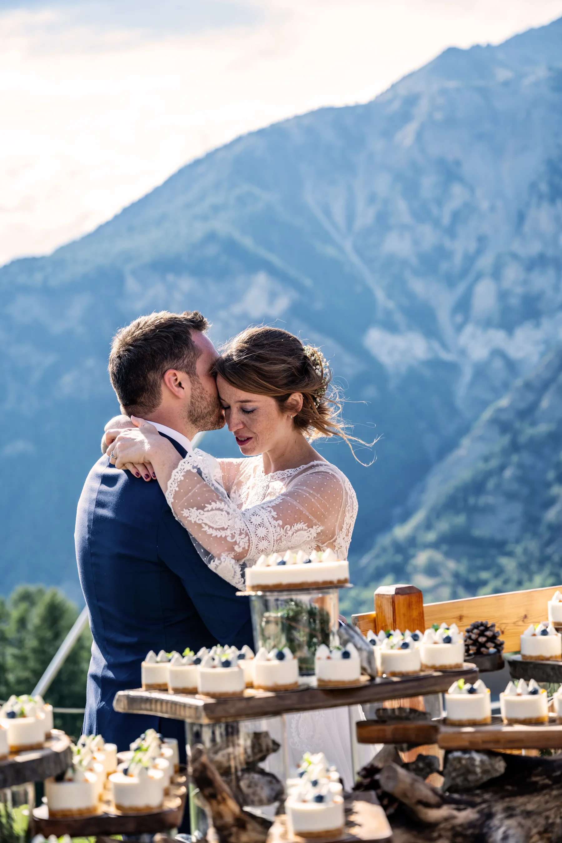 Abbraccio degli sposi tra le candele al tramonto, Bardonecchia
