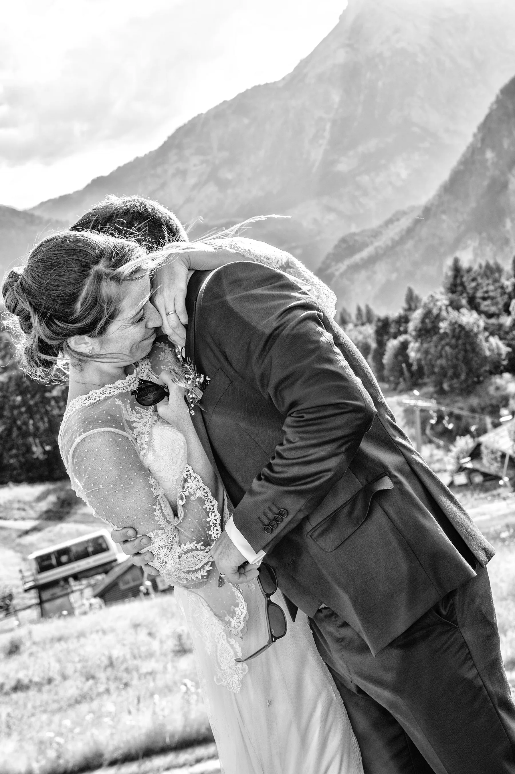 Ritratto degli sposi in bianco e nero, matrimonio in montagna, Bardonecchia