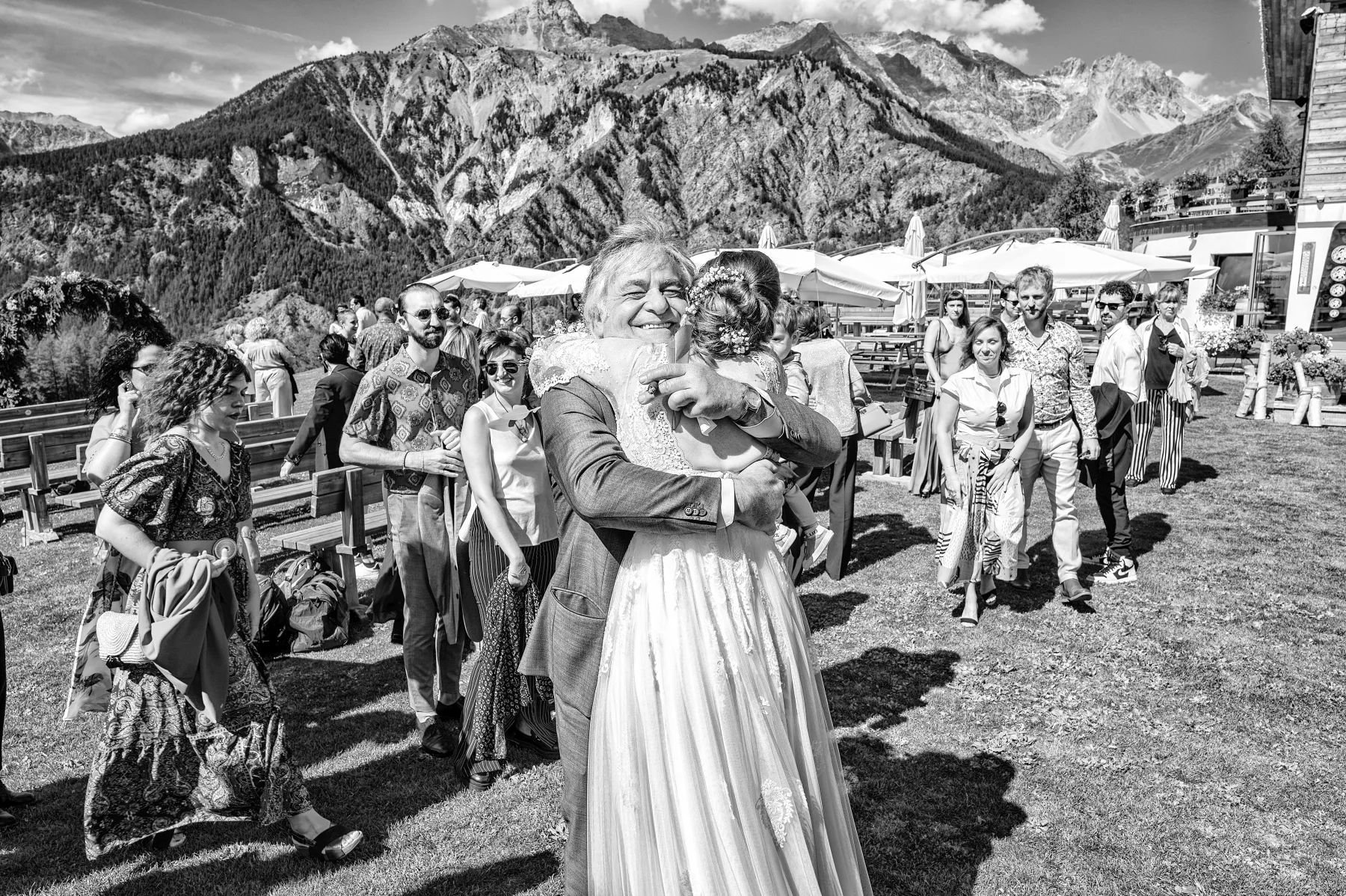 La sposa nel prato di montagna, Bardonecchia, fotografia in bianco e nero