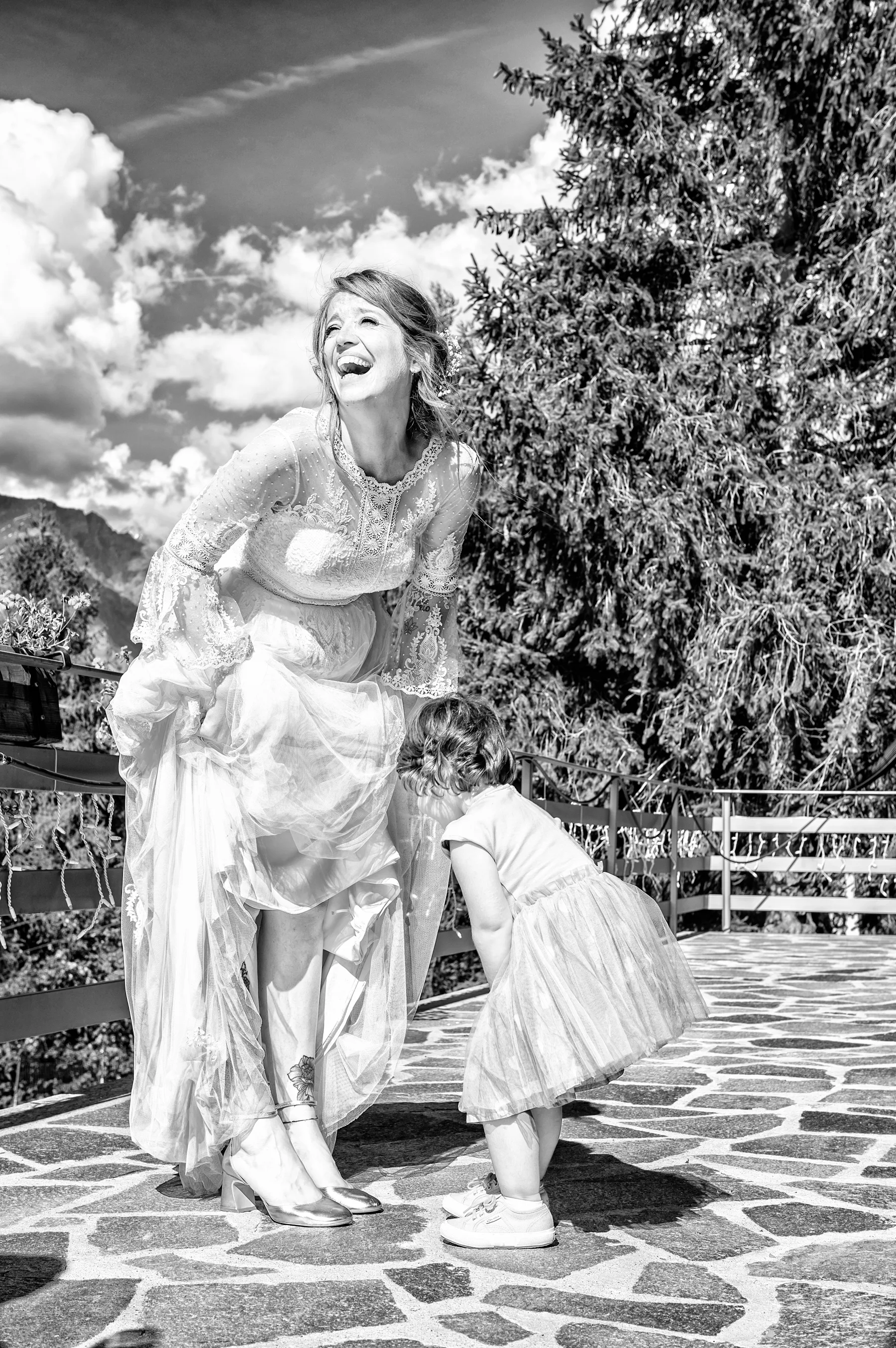 Sorriso spontaneo della sposa, ritratto in bianco e nero, Bardonecchia