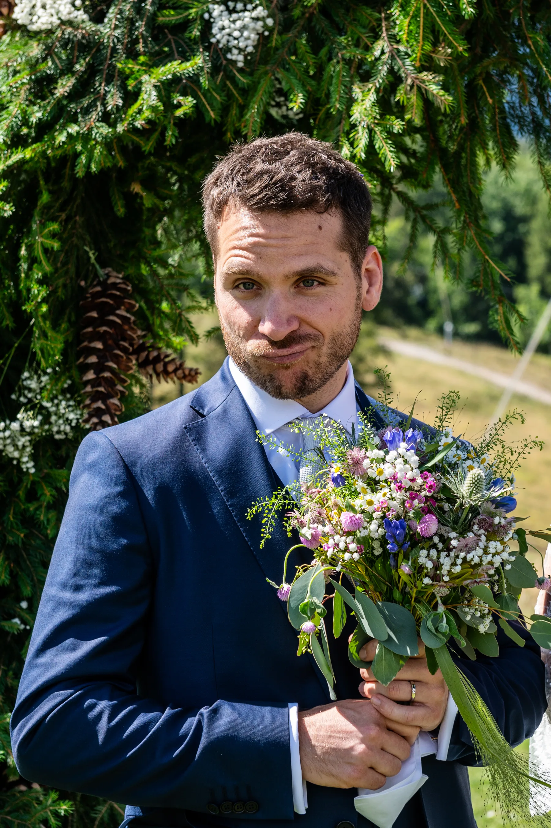 Ritratto dello sposo con il bouquet, matrimonio a Pian del Sole, Bardonecchia