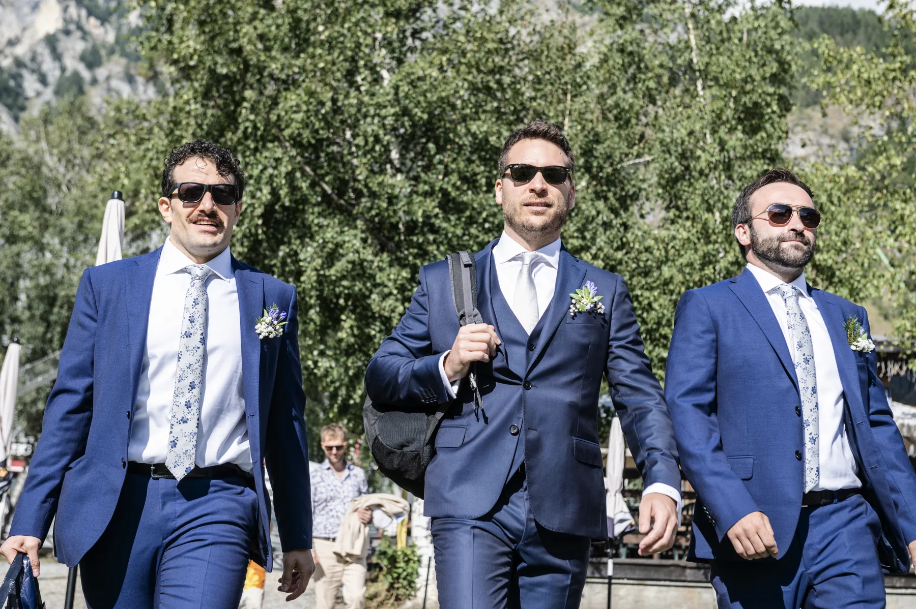 Lo sposo con i testimoni in abito blu, Bardonecchia
