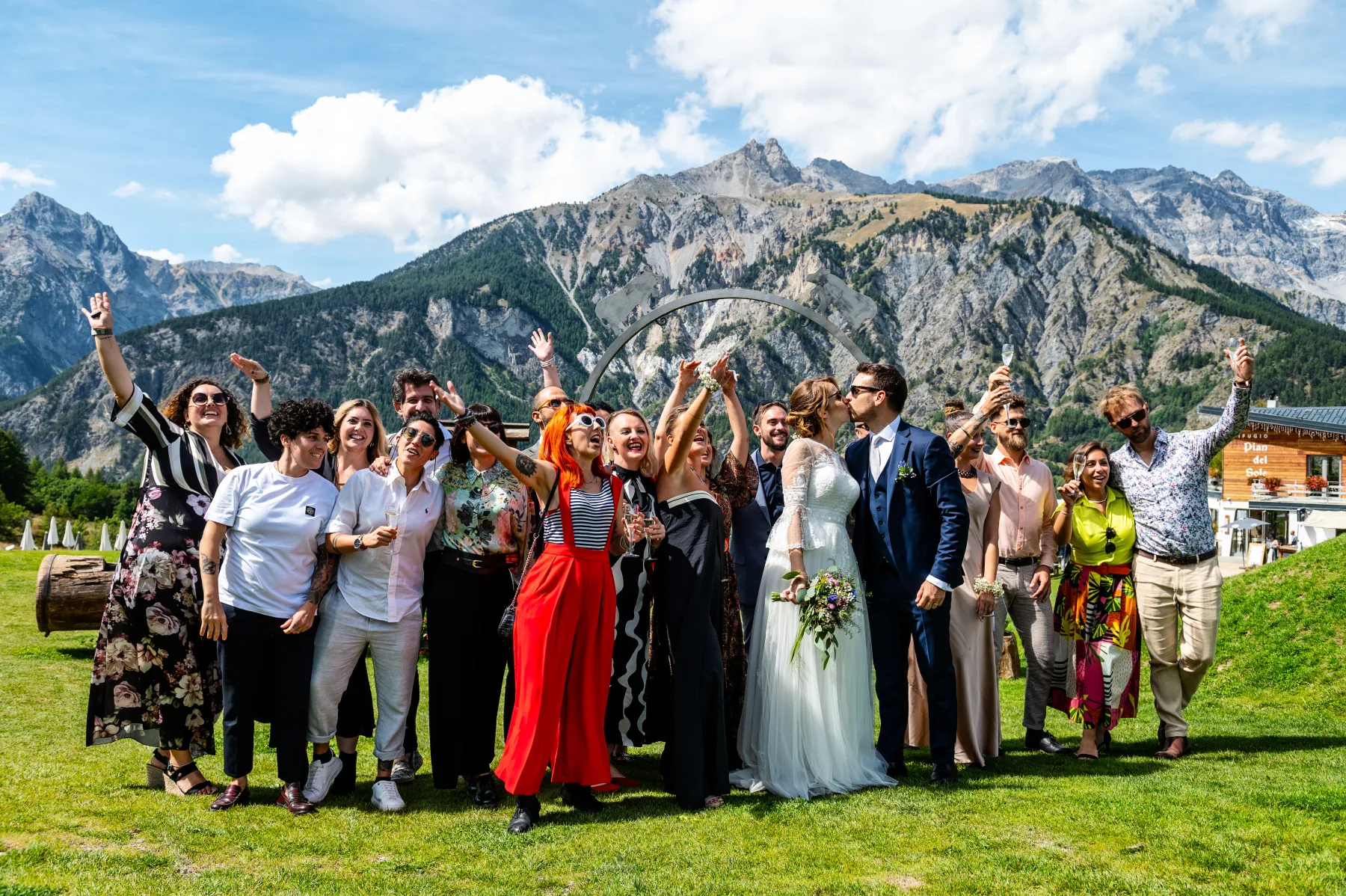 Foto di gruppo con gli ospiti e le montagne, Bardonecchia