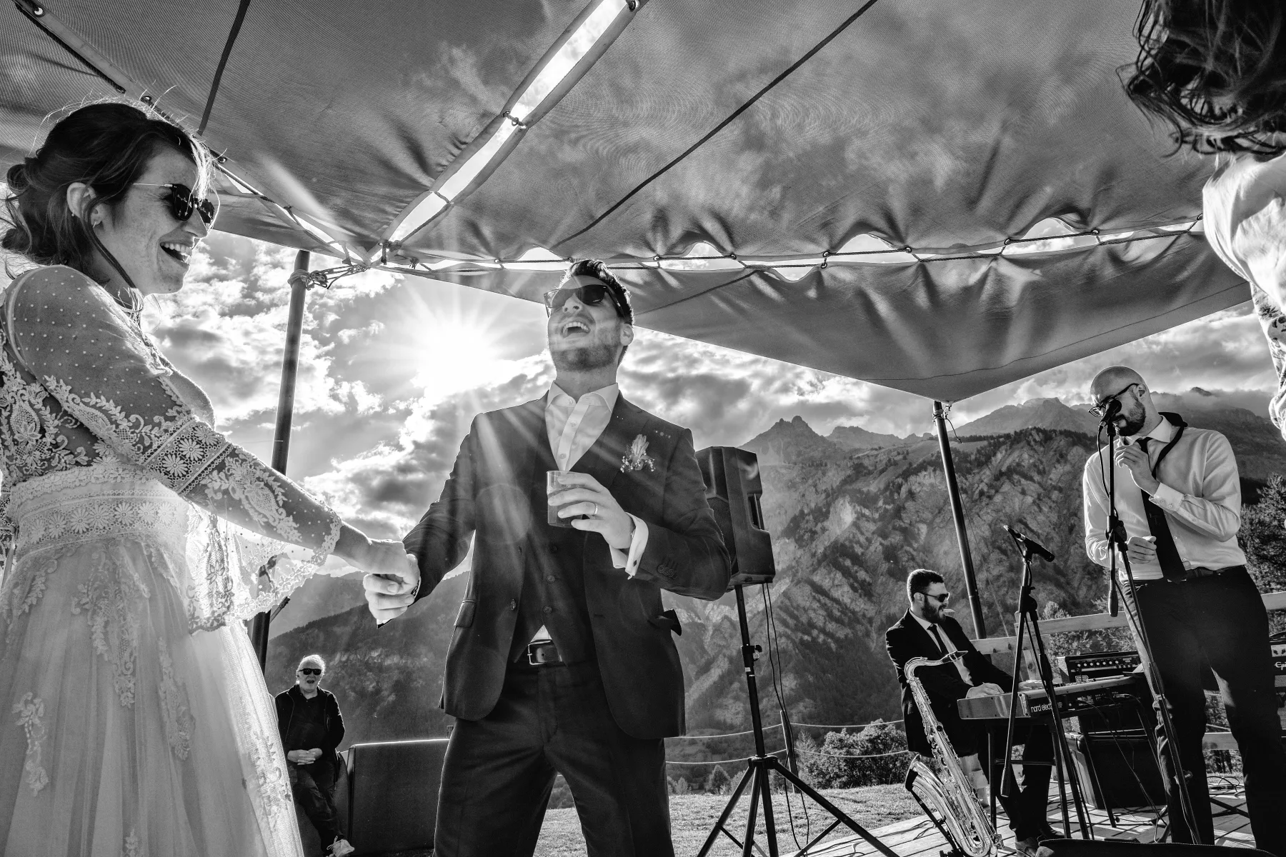 Il ricevimento sotto il tendone, reportage in bianco e nero, Bardonecchia