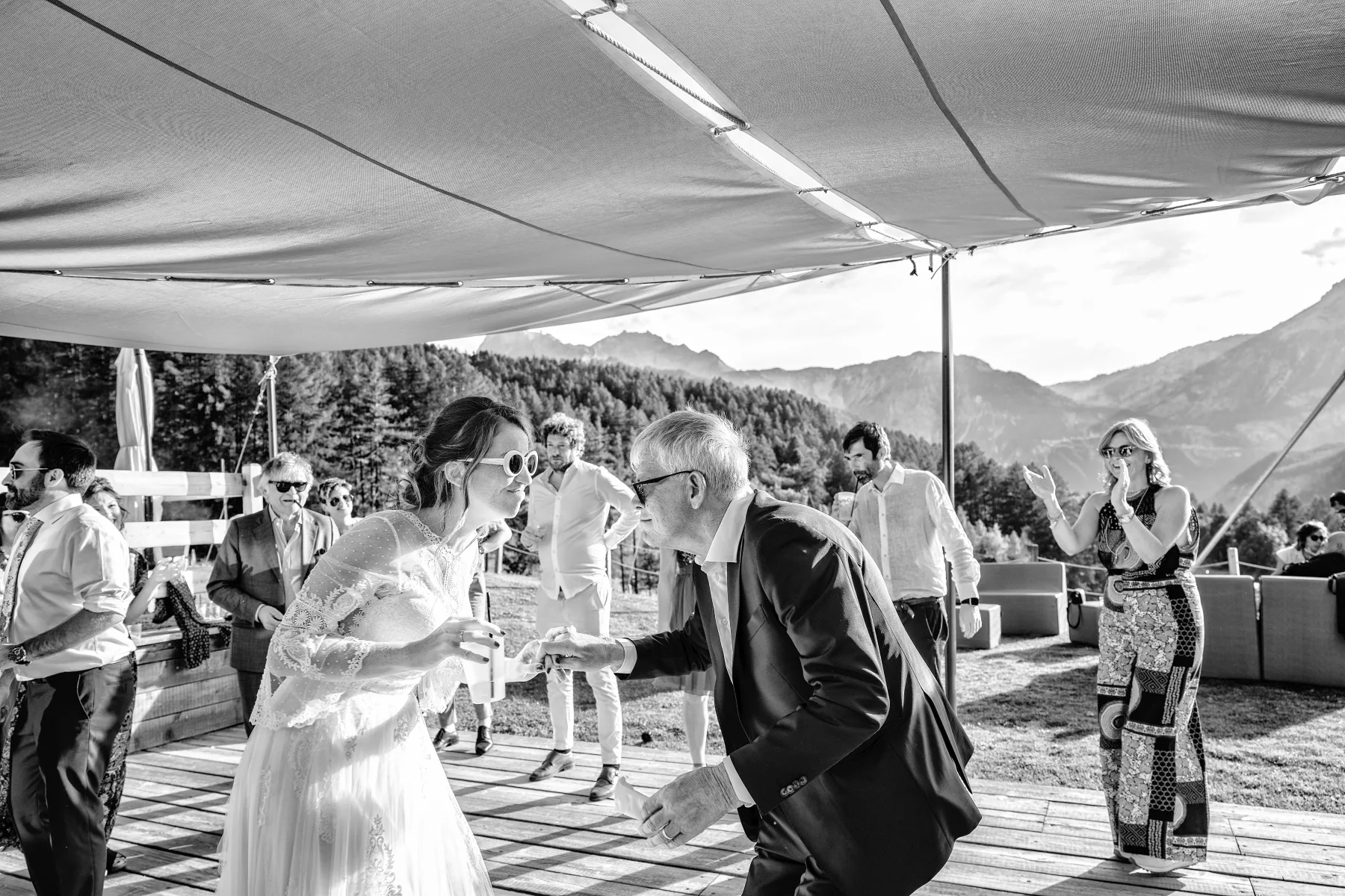 La sposa al ricevimento, Bardonecchia, fotografia in bianco e nero