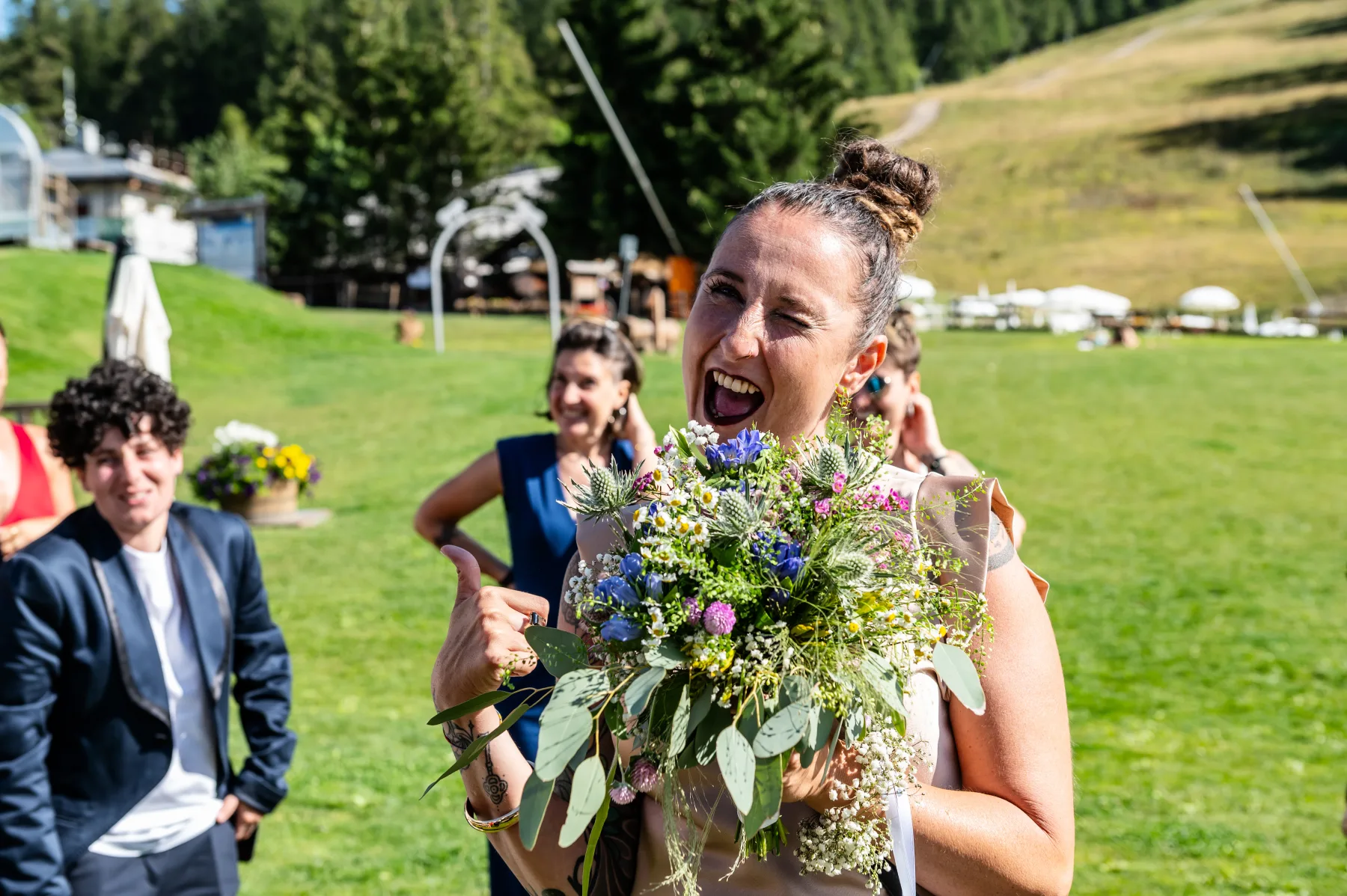Ospiti con il bouquet nel prato di montagna, Bardonecchia
