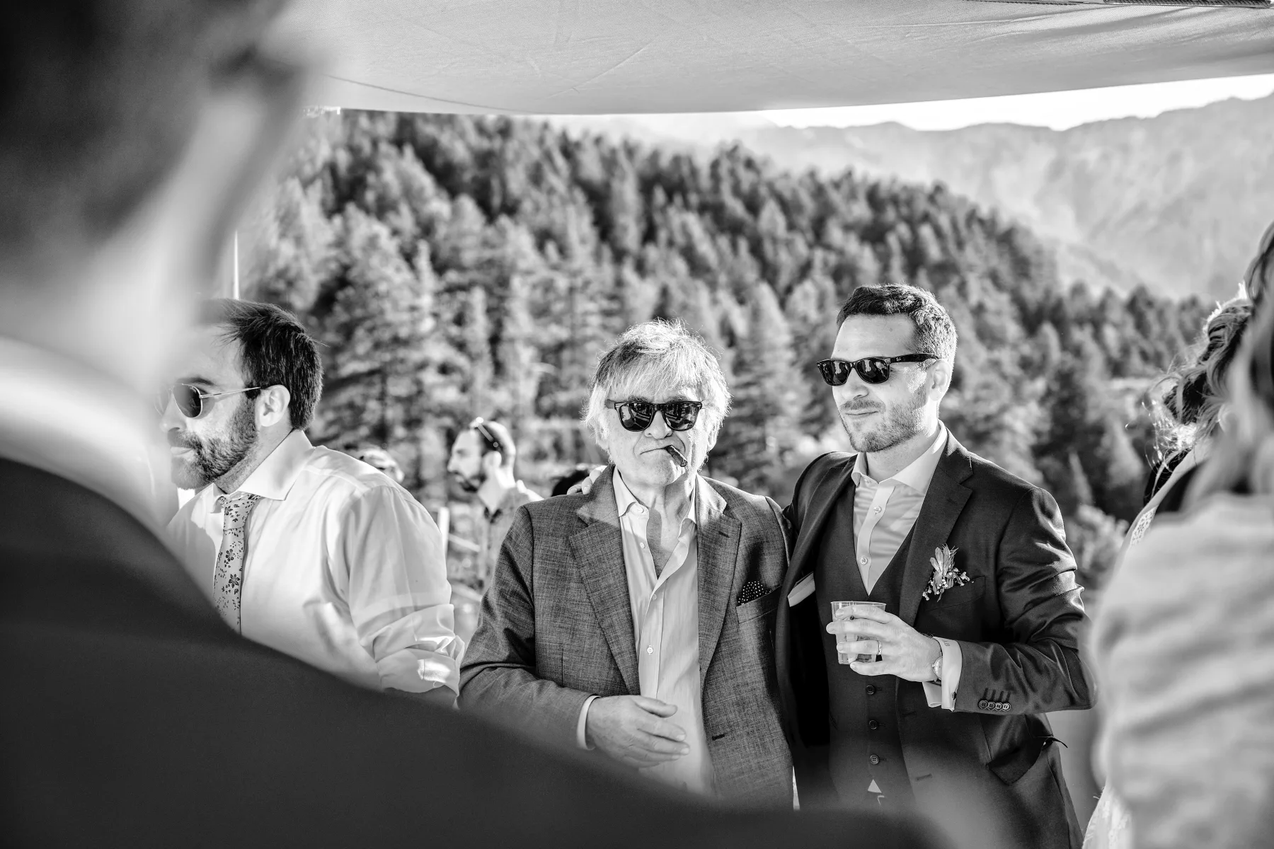 Ospite durante la festa, Bardonecchia, fotografia in bianco e nero