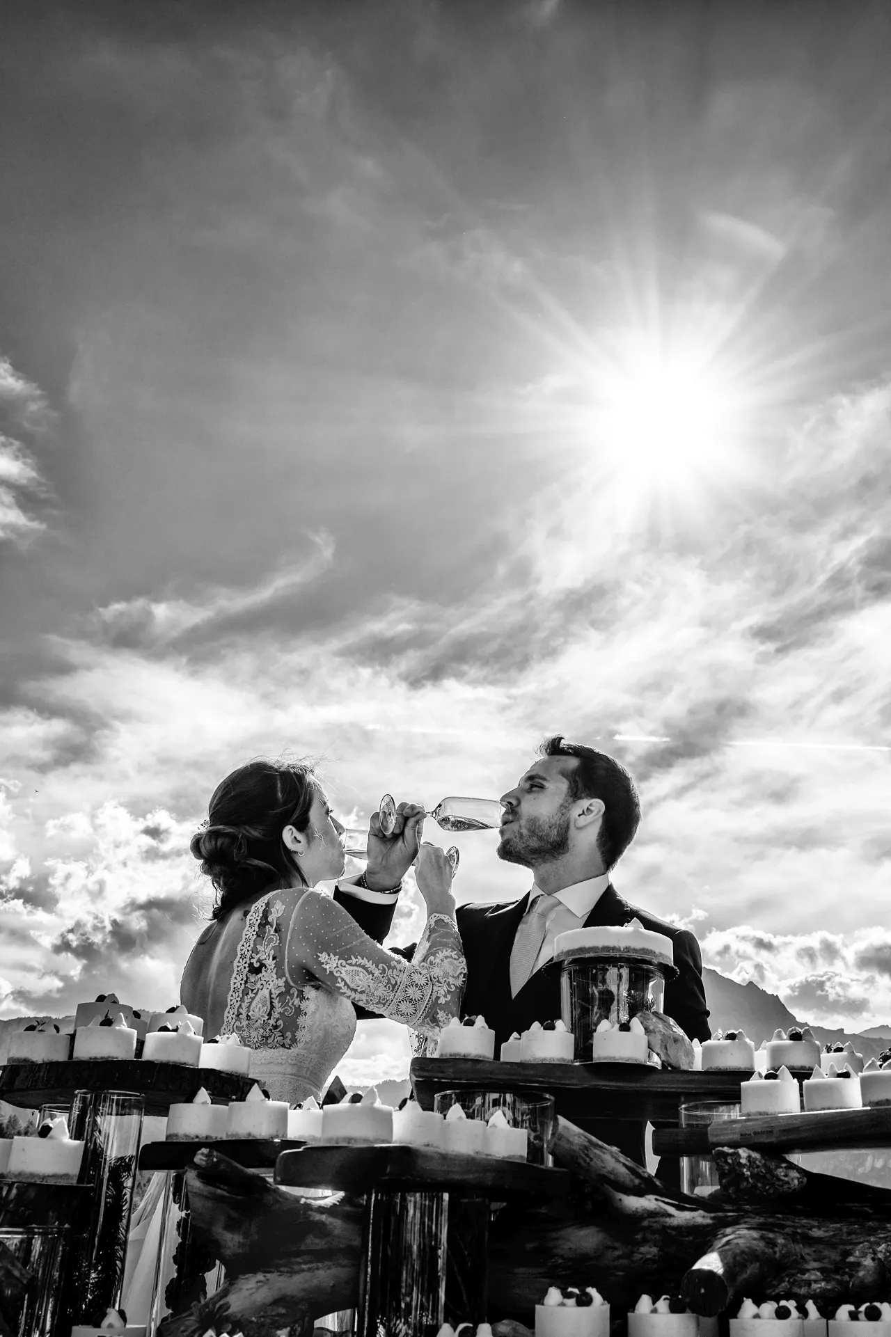 Bacio degli sposi al tavolo — bianco e nero