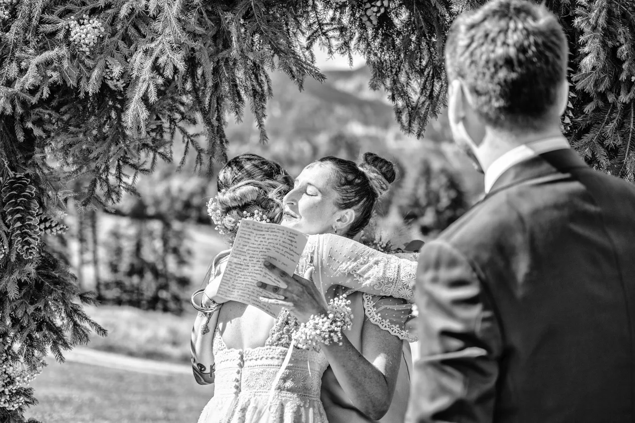 Bambina che balla spontanea alla festa — bianco e nero