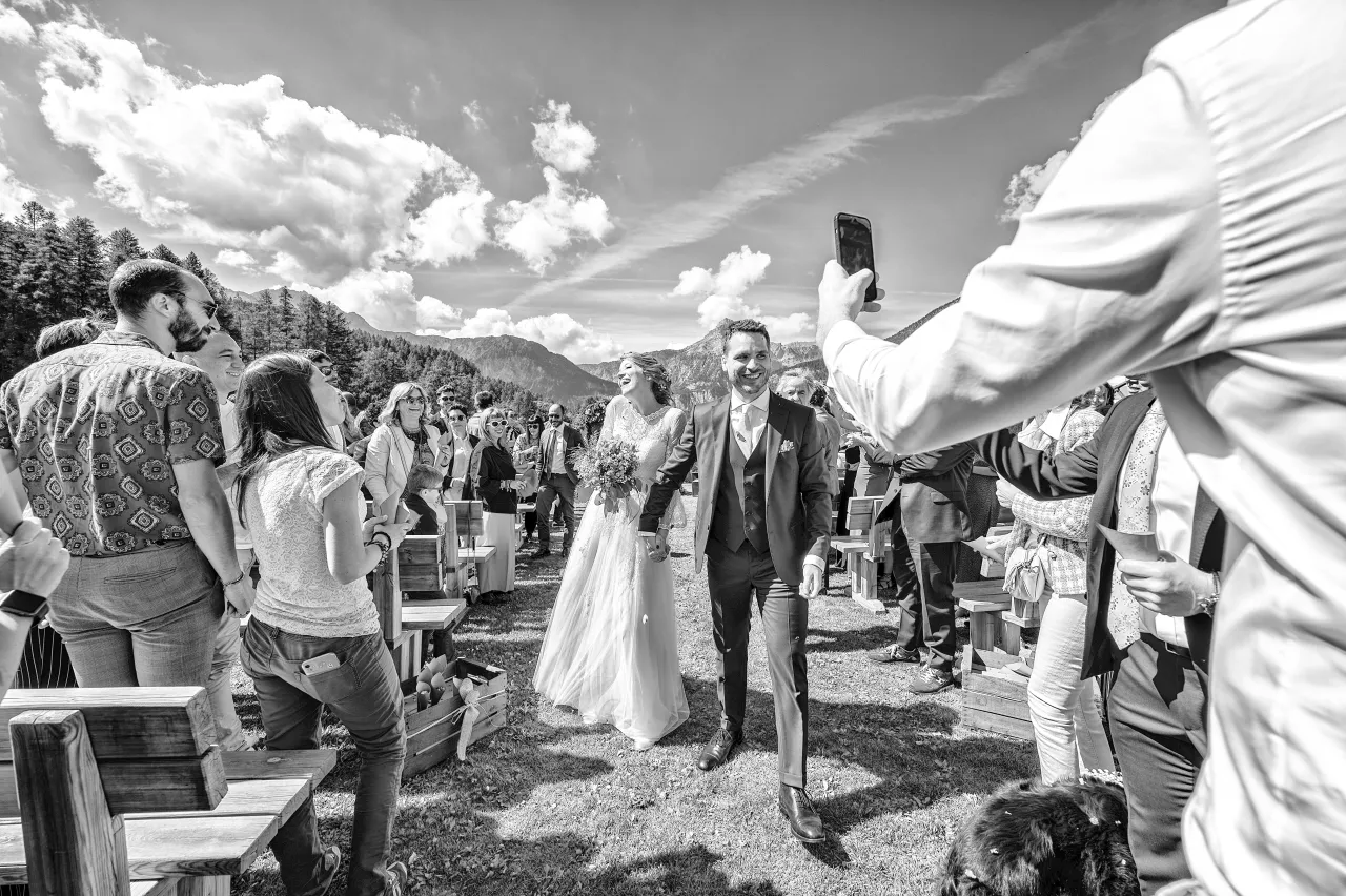 Coppia sul prato con vetta — bianco e nero