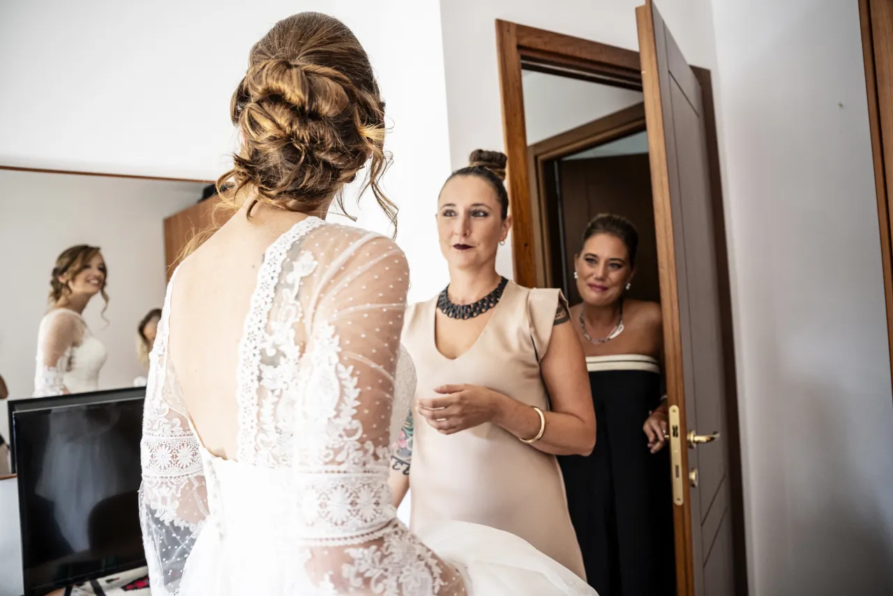 Preparativi della sposa nella baita di legno — Pian del Sole